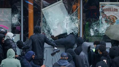 Une nuée de pilleurs passent à l’action en dévalisant un commerce d’alimentation surgelée, le 17 octobre dernier, à Paris.