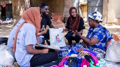 Les bénévoles de U-Reporter sillonnent les marchés de N’Djamena pour sensibiliser les mères de famille à l’importance de la vaccination contre la polio, le 10 octobre 2026.