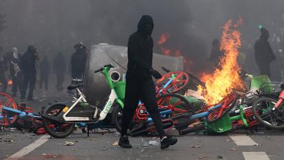 La commission des lois du Sénat a examiné ce mercredi le projet de loi dit «casseurs-payeurs» après les émeutes du week-end dernier dans les grandes villes.