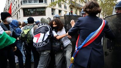 Des manifestants antifascistes situés sur le boulevard Saint-Germain, à Paris, le 7 octobre 2026.
