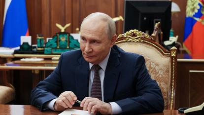 Vladimir Poutine assiste à une réunion avec le Premier ministre Mikhaïl Michoustine au Kremlin à Moscou, Russie, le 19 octobre 2026.