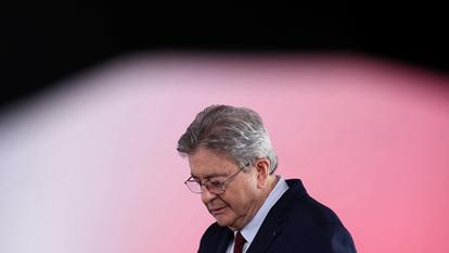 Jean-Luc Mélenchon, leader du parti d’opposition d’extrême gauche La France insoumise (LFI) et candidat à l’élection présidentielle française de 2027, assiste à une conférence de presse pour présenter le budget alternatif du parti pour 2027, à Paris, France, le 14 octobre 2026.