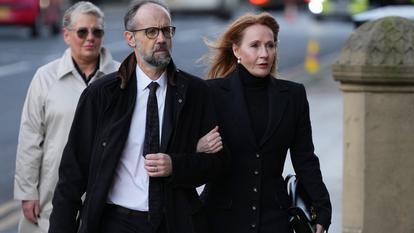 JK Rowling et son mari Neil Murray aux funérailles de l’ancien ministre britannique des Finances, Alistair Darling, à la cathédrale épiscopale Sainte-Marie d’Édimbourg, 2023. (Photo by ANDY BUCHANAN / AFP)