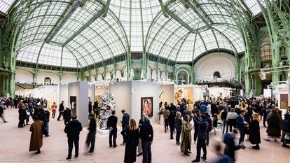 La foire Art Basel Paris 2026 devait ouvrir ses portes au grand public du 23 au 25 octobre 2026 sous la verrière du Grand Palais.