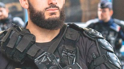 Un gendarme de la brigade mobile, équipé d’un gilet pare-balles, tient un «flash-ball» lors d’une manifestation à Paris, le 7 octobre 2026.