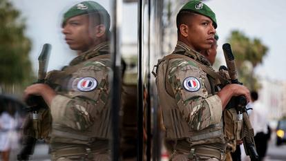 Un militaire français de l’opération Sentinelle présent sur le Boulevard de la Croisette lors de la 79e édition du Festival de Cannes, en mai dernier.