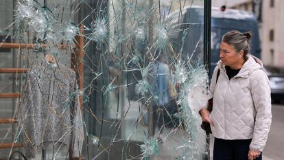 Une vitrine fracassée à Paris après les violences du 17 octobre.