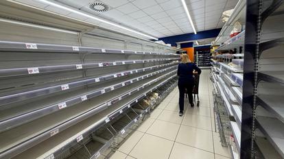 Dans certains supermarchés, comme ici à Naples, les rayons se vident inexorablement.