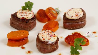 Noisettes de chevreuil, beurre rose-hibiscus, butternut au miel de châtaignier, un plat réalisé par le chef Pascal Barbot.