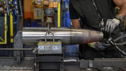 Les forges de Tarbes produisent des fûts d’obus de 155 mm.