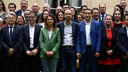 Plusieurs figures de la gauche réunies pour une photo de famille à la Maison de la chimie, à Paris, après avoir scellé l’accord du Nouveau Front populaire, en juin 2024.