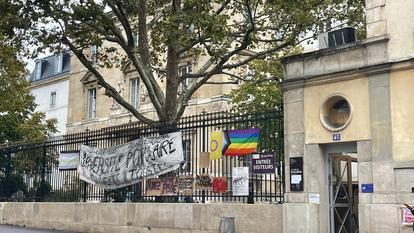 L’entrée du 45 rue d’Ulm où une grande banderole «Université populaire ouverte à toustes» a été accrochée à la grille, Paris, 22 octobre 2026