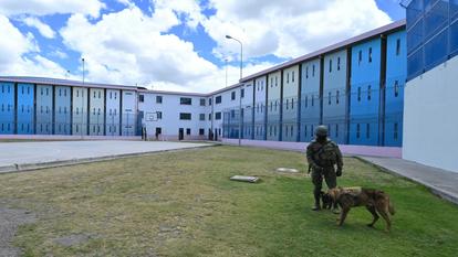 Un membre de l’armée dans la prison de Cotopaxi à Latacunga, le 22 février 2024.