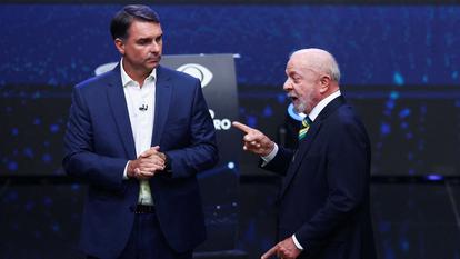 Les deux candidats du 2e tour de l’élection présidentielle brésilienne, Flavio Bolsonaro (à gauche) et Luiz Inacio Lula da Silva (à droite), lors d’un débat à São Paulo (Brésil), le 18 octobre 2026.