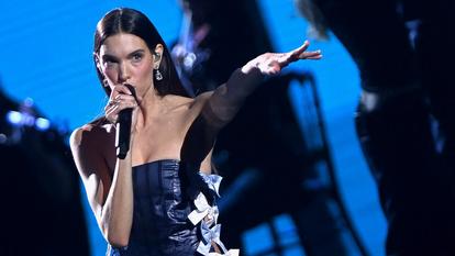 Charlotte Cardin a remporté le prix de l’artiste féminine de l’année aux Victoires de la musique 2026.