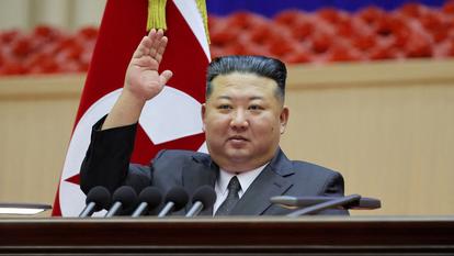Le leader nord-coréen Kim Jong Un fait un geste lors d’une conférence des commandants d’entreprise pour l’Armée de Corée du Nord, à Pyongyang, en Corée du Nord, dans cette image publiée par l’agence de presse centrale coréenne officielle de Corée du Nord le 24 octobre 2026.