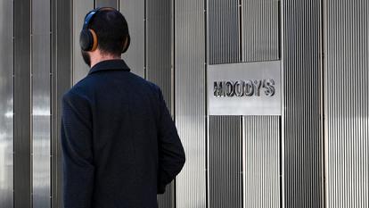 Moody’s a maintenu la signature française à Aa3, avec une perspective négative.