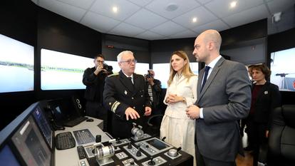 Le ministre français de l’Europe et des Affaires étrangères Jean-Noel Barrot et la ministre des Affaires étrangères bulgare Velislava Petrova visitent l’Académie navale "Nikola Vaptsarov" à Varna, Bulgarie, le 24 octobre 2026.