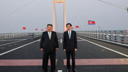 Le leader nord-coréen Kim Jong Un et le président de la Conférence politique consultative du peuple chinois, Wang Huning, sur le nouveau pont Yalu reliant Dandong, en Chine, et Sinuiju, en Corée du Nord, le 24 octobre 2026