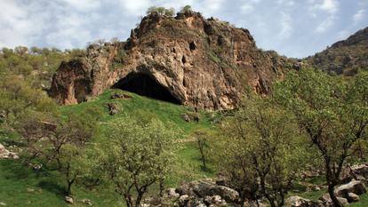 L’entrée de la grotte Shanidar dans la région du Kurdistan en Irak.