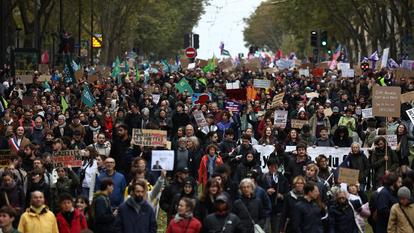 Le cortège de la manifestation contre la vie chère, samedi 24 octobre, à Paris, sur un parcours «alternatif» imposé par la préfecture.