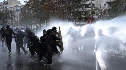 Selon le bilan provisoire, 53 membres des forces de l’ordre blessés samedi 17 octobre.