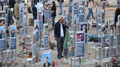 Un homme se rend sur le site du festival de musique Nova, où des festivaliers ont été tués et enlevés lors de l’attaque meurtrière menée par le Hamas il y a trois ans, dans le sud d’Israël.