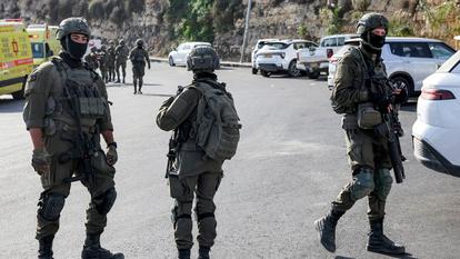 Des soldats de l’armée israélienne rassemblés au poste de contrôle nord d’Hébron après un échange de tirs avec des Palestiniens armés, en Cisjordanie, le 23 octobre 2026.