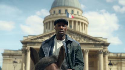 Dans cette saison, Omar Sy s’offre une course-poursuite à cheval de l’avenue de la Grande armée au Panthéon comme dans un western !
