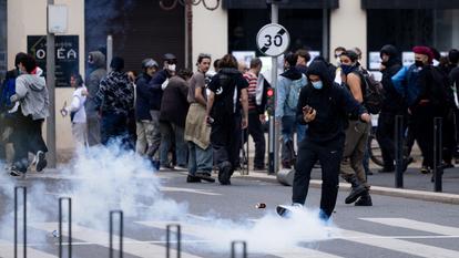 Au plus fort de la journée, ils étaient environ 2300 manifestants à déambuler dans les rues du centre-ville de Nice, selon la préfecture des Alpes-Maritimes.