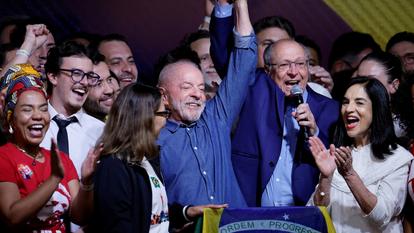 Le président brésilien Luiz Inacio Lula da Silva célèbre sa victoire au second tour des présidentielles.