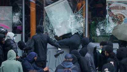 Des casseurs brisent les vitrines d’un magasin Picard lors d’une manifestation contre la «vie chère», à Paris, le 17 octobre 2026.
