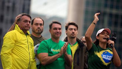 Michelle Bolsonaro prend la parole aux côtés de son mari, l’ancien président brésilien Jair Bolsonaro, et de ses beaux-fils Carlos, Flavio et Renan, lors d’un rassemblement sur l’avenue Paulista à São Paulo, au Brésil, le 6 avril 2025.