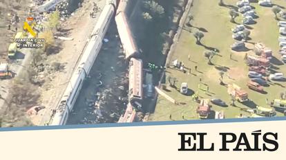 Les services d’urgence travaillent sur le site de l’accident après la collision de deux trains à grande vitesse, à Urda, en Espagne.