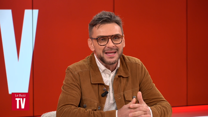 Jeanfi Janssens se raconte dans son livre La force d’en rire. L’humoriste s’exprime avec intimité sur ses blessures personnelles.
