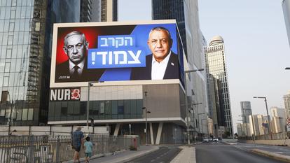 Une publicité mettant en scène le premier ministre israélien, Benyamin Netanyahou, et Gadi Eisenkot, dirigeant du parti Yashar, à Tel Aviv, le 27 octobre.