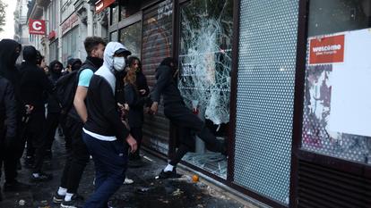 Des manifestants vandalisent et pillent un supermarché, à Paris, le 17 octobre 2026.
