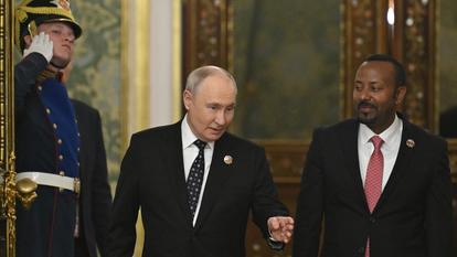Le président russe Vladimir Poutine rencontre le premier ministre éthiopien Abiy Ahmed au Grand Palais du Kremlin à Moscou, le 28 octobre 2026.