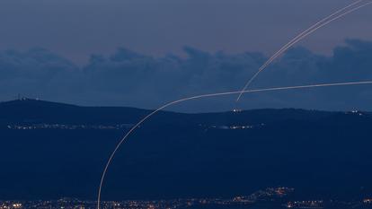 Des roquettes tirées depuis le sud du Liban sont interceptées par le système de défense aérienne israélien «Dôme de fer», le 11 avril 2026.