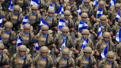 Des militaires salvadoriens défilent lors des célébrations marquant le 205e anniversaire de l’indépendance du Salvador, à San Salvador, le 15 septembre 2026.