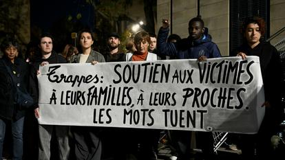 Manifestants dans un rassemblement en soutien aux 5 blessés dans l’attentat de Trappes, 26 octobre 2026, Bordeaux