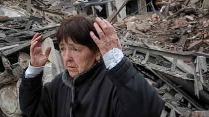Une femme se tient sur le site de la maison privée de ses beaux-parents détruite lors d’une frappe aérienne russe, au milieu de l’attaque de la Russie contre l’Ukraine, à la périphérie de Dnipro, le 19 octobre 2026.