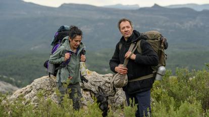 Maëlle Mietton (Commissaire Macéna) et Bruno Debrandt (Yann Kandinsky) dans Le Sentier perdu sur France 3.