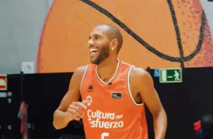 Foot: quand l’ancien international français Etienne Capoue se reconvertit en joueur de basket