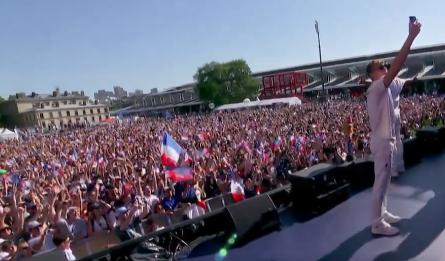 JO Paris 2024 : en vidéo, l’arrivée en rock star de Léon Marchand au Club France