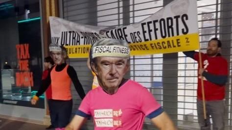 «Taxe the rich» : l’ONG Attac manifeste devant la Samaritaine pour dénoncer les «privilèges fiscaux» de Bernard Arnault