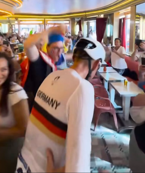 JO - Cyclisme: quand le cycliste Nils Politt s’arrête dans le bar d’Amélie Poulain en pleine course