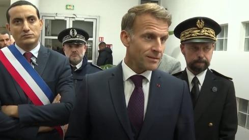 EN DIRECT - Tireur des Yvelines : Emmanuel Macron affirme que l’attentat terroriste en banlieue parisienne marque un tournant pour la France