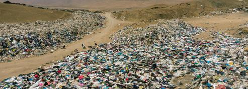 Au Chili, une décharge de vêtements en plein désert d'Atacama