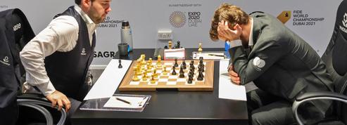 Championnat du monde d'échecs : Carlsen ouvre le score après un combat titanesque